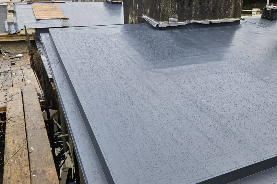 Finished flat roof membrane on an extension