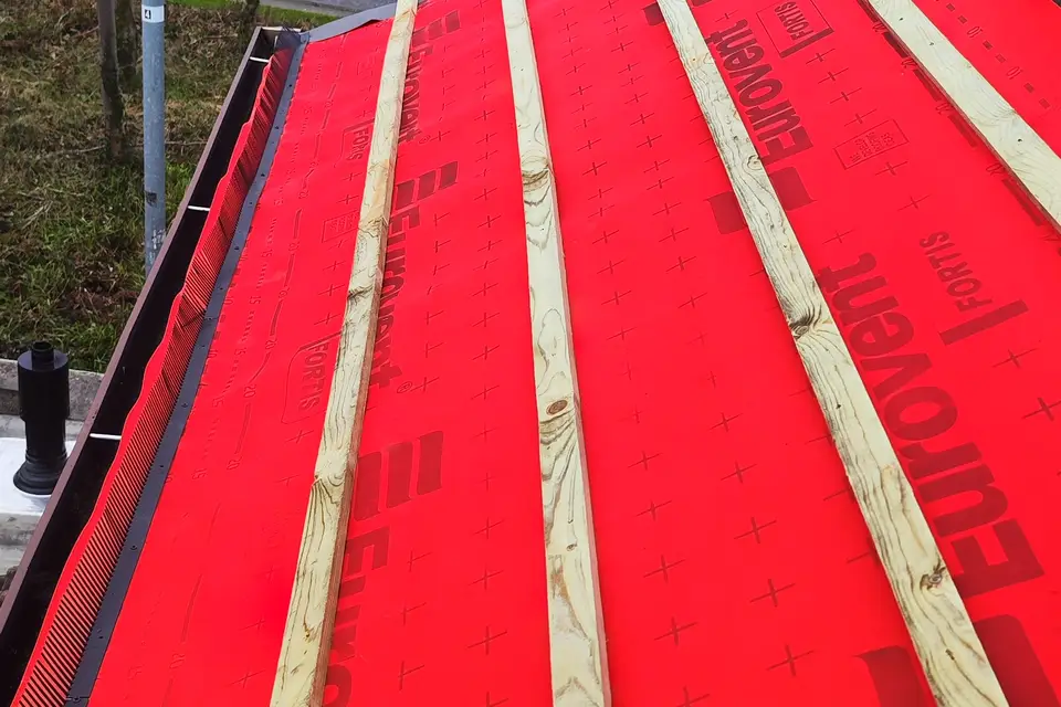 Breathable membrane and battens on a roof facing the street